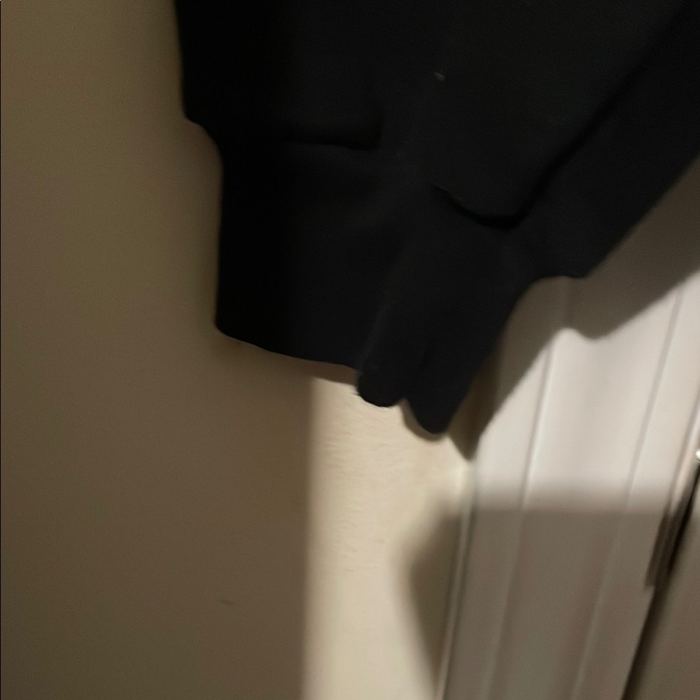 Vintage Black Crewneck Sweater with Classic Style - Picture 3 of 9